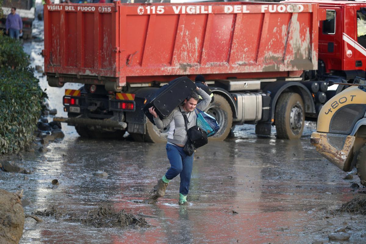 Un muerto y decenas de desaparecidos tras un corrimiento de tierra en la isla italiana de Ischia