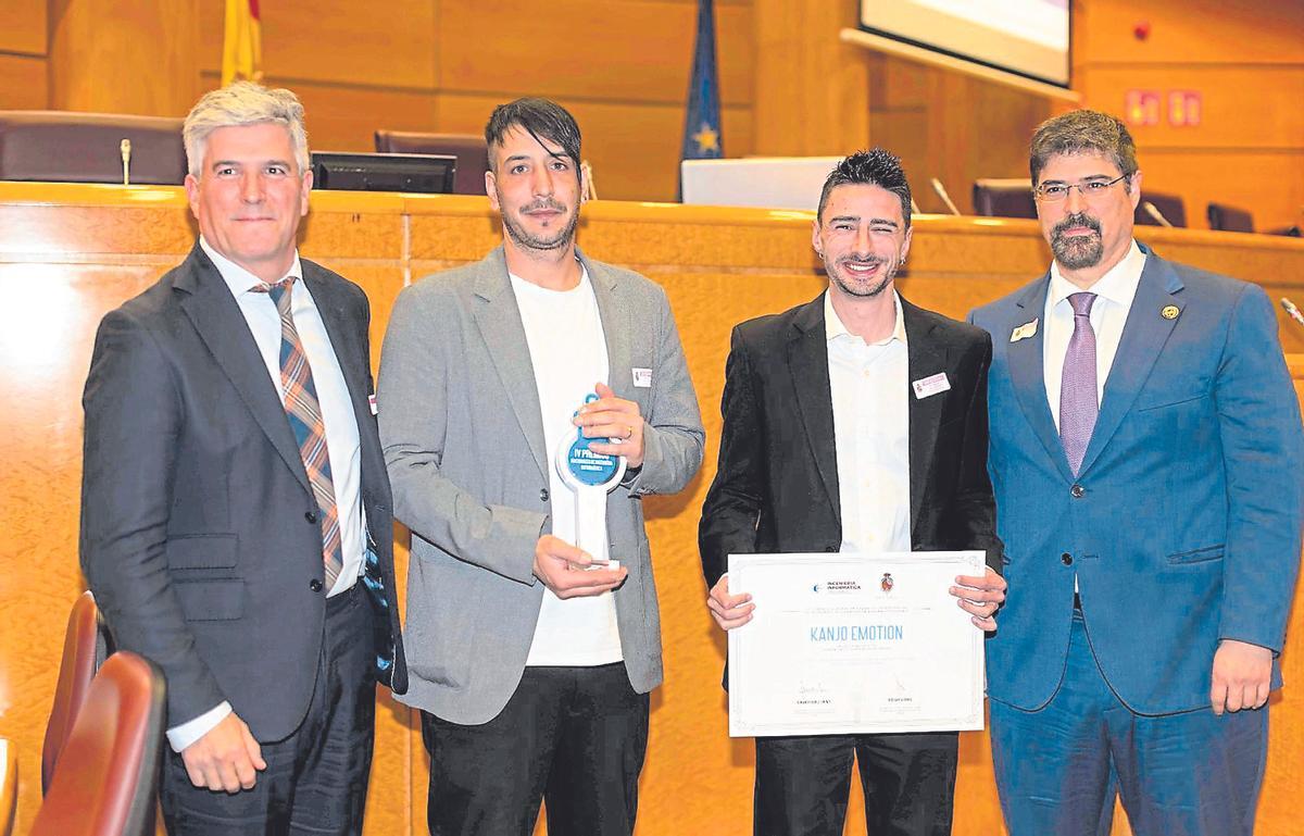 Por la izquierda, Gerardo Albornoz, director corporativo de Cronistar, Yoni Blanco, con el trofeo, Félix Trespalacios, con el diploma del premio, y Virgino García, decano del colegio de Ingenieros Informáticos de Murcia.