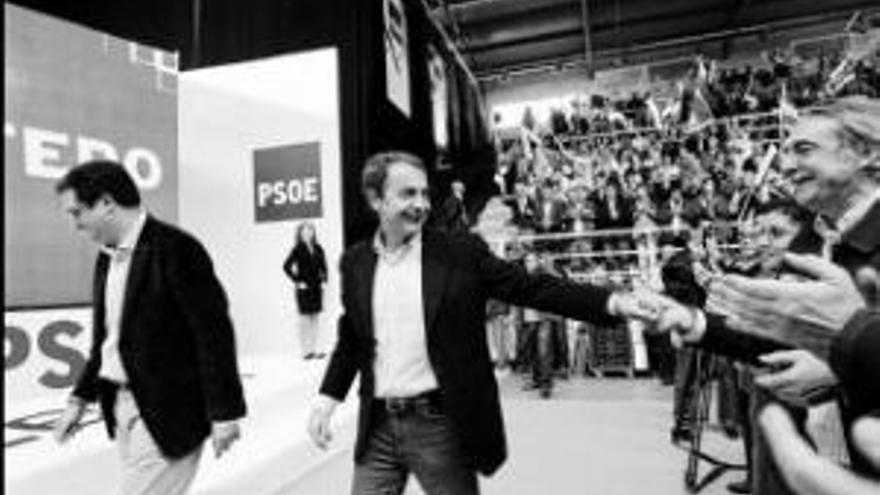 Zapatero resiste la presión del PSOE para reestructurar a fondo el Gobierno