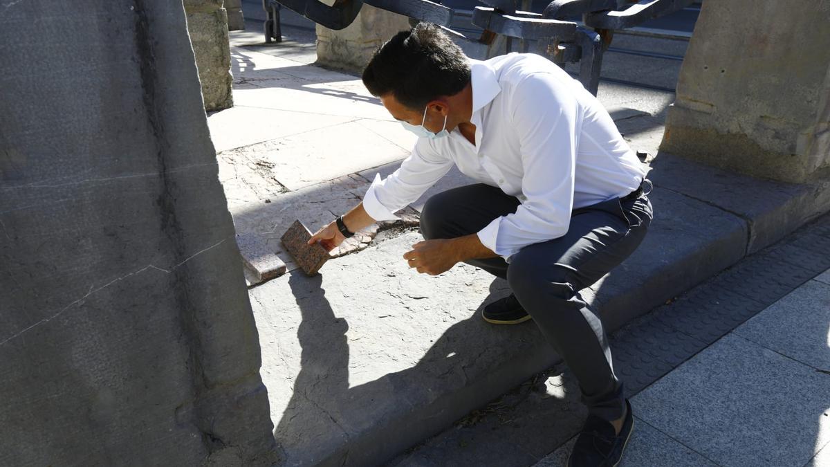 El concejal de Urbanismo, Víctor Serrano, enseñando las piezas de gratino rojizas que se utilizarán para sustituir el mármol.