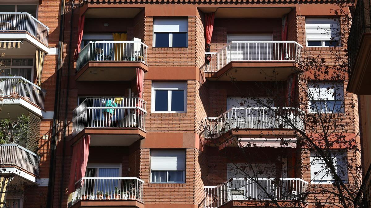 Fachada de un edificio residencial de Barcelona, el pasado febrero.