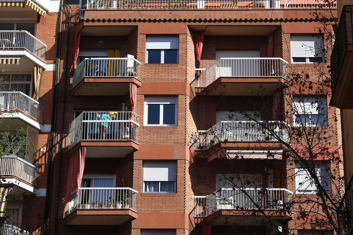 Fachada de un edificio residencial de Barcelona, el pasado febrero.