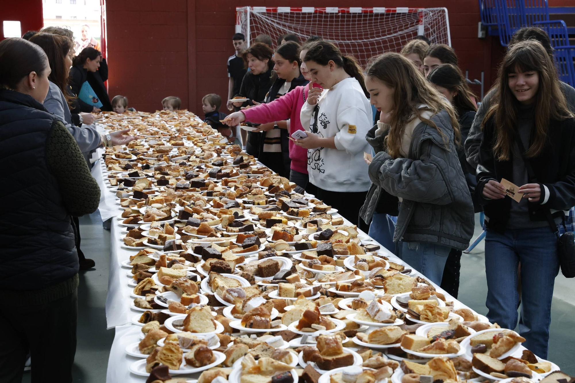 Así fue la merienda solidaria en los jesuitas de Gijón (en imágenes)