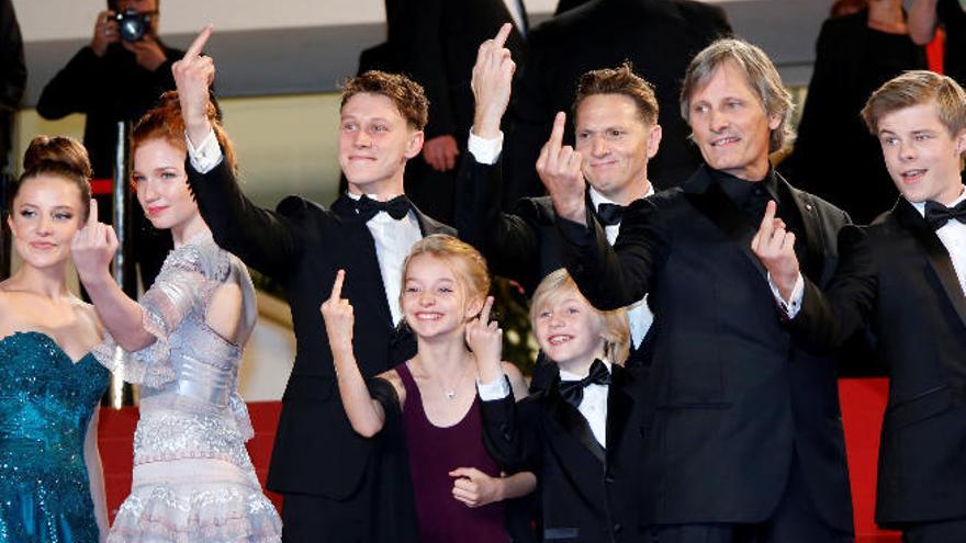 Viggo Mortensen (segundo por la derecha) posa con jóvenes actores antes de la proyección del filme &#039;Personal Shopper&#039;.