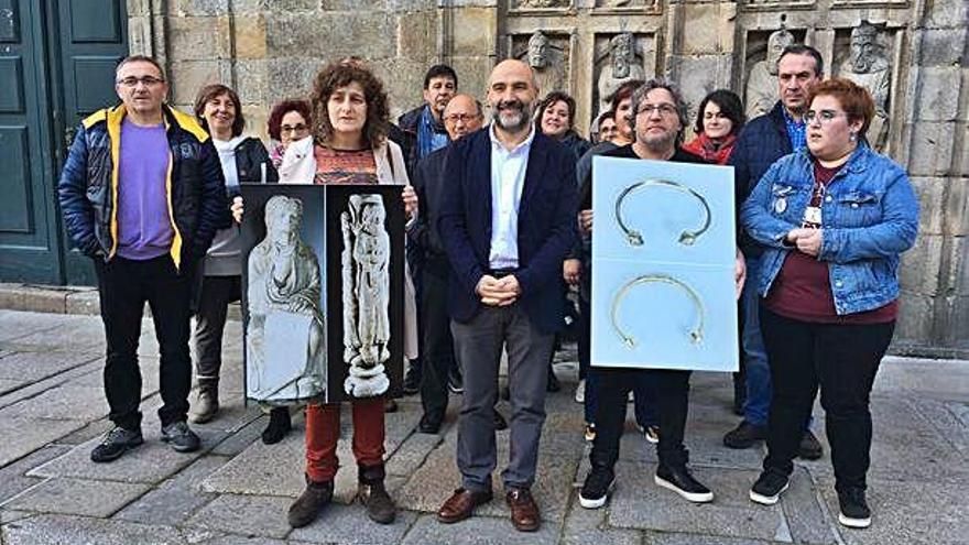 Néstor Rego (centro) y miembros del BNG, ayer en Santiago.