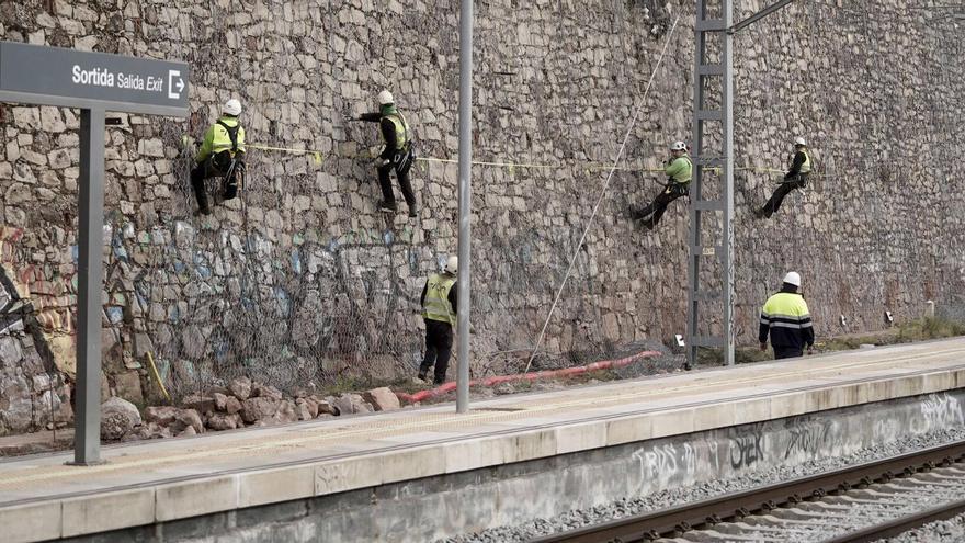Operaris penjats damunt el túnel de la R4 a Castellbell i el Vilar