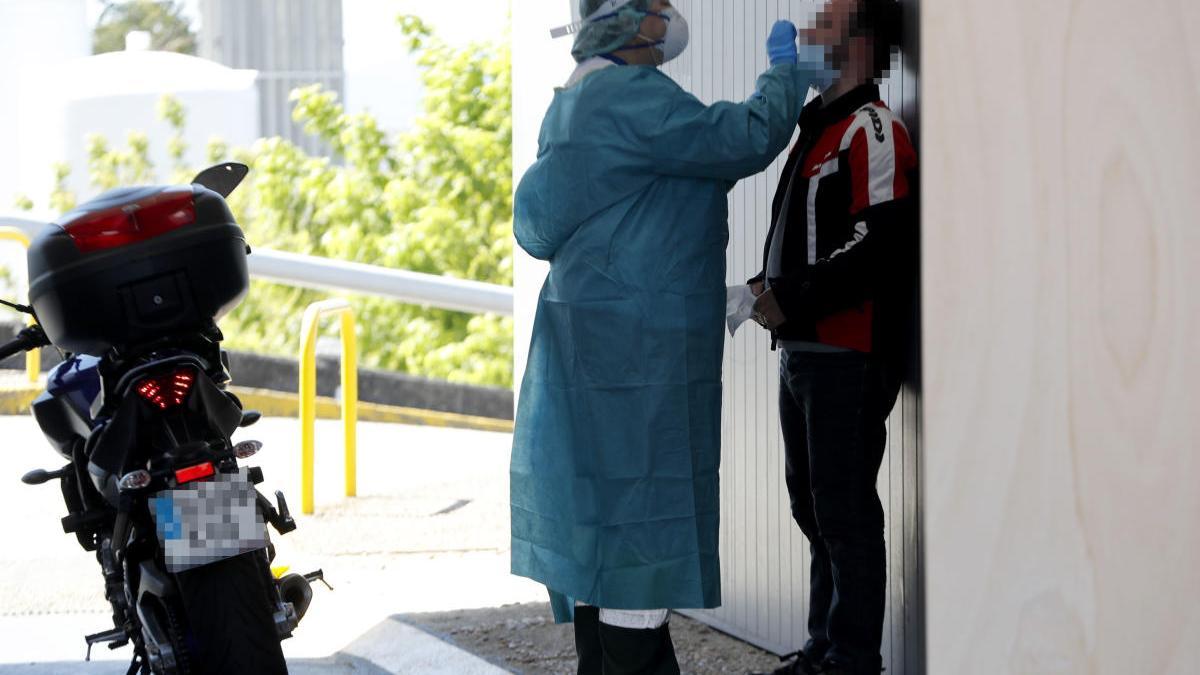 Un sanitario hace una prueba PCR de Covid-19 en el Meixoeiro. // José Lores