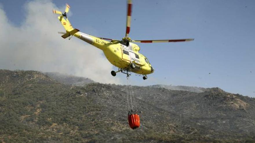 Un helicóptero durante las labores de extinción del incendio en El Real de San Vicente.