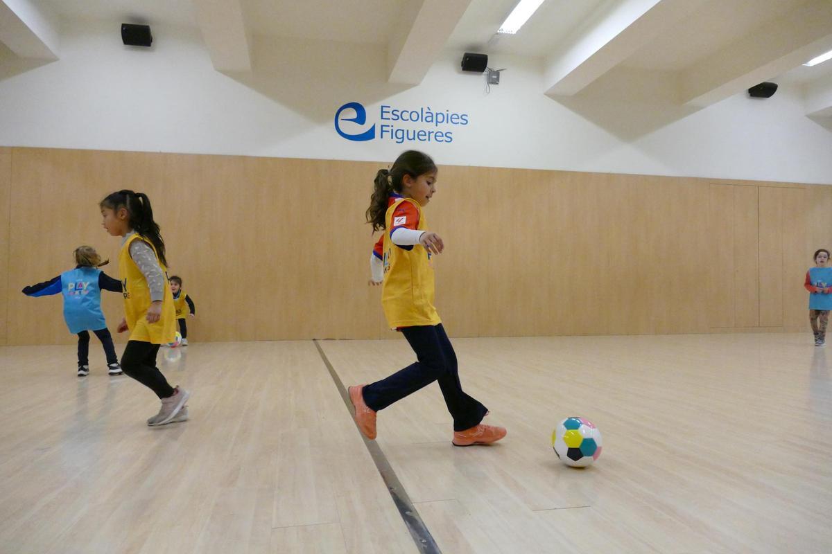 Escolàpies Figueres impulsa el futbol femení amb el projecte Playmakers de la UEFA i Disney