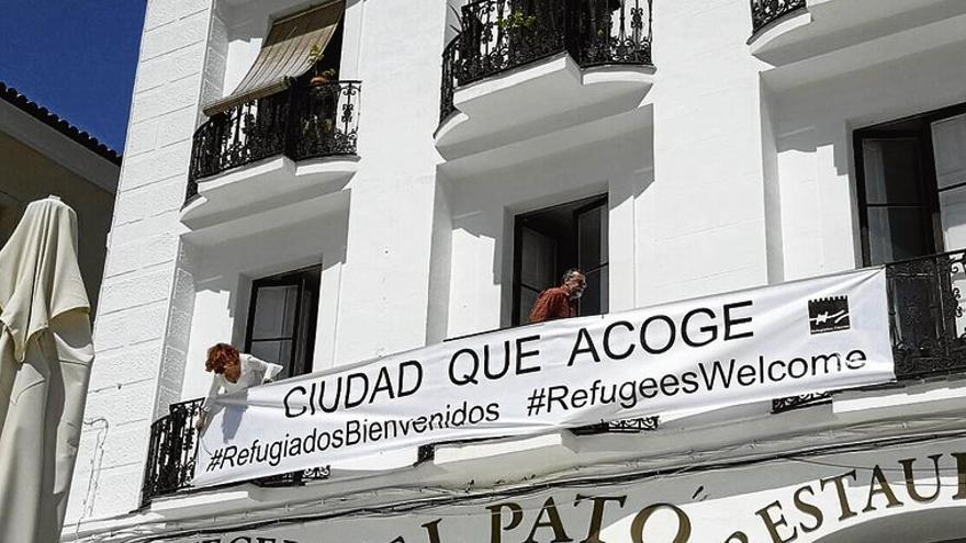 El ayuntamiento se niega a colgar una pancarta de &#039;Refugiados&#039; y el Obispado sí les cede el balcón