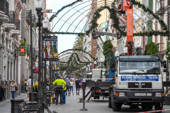 Colocado de alumbrado navideño en Triana