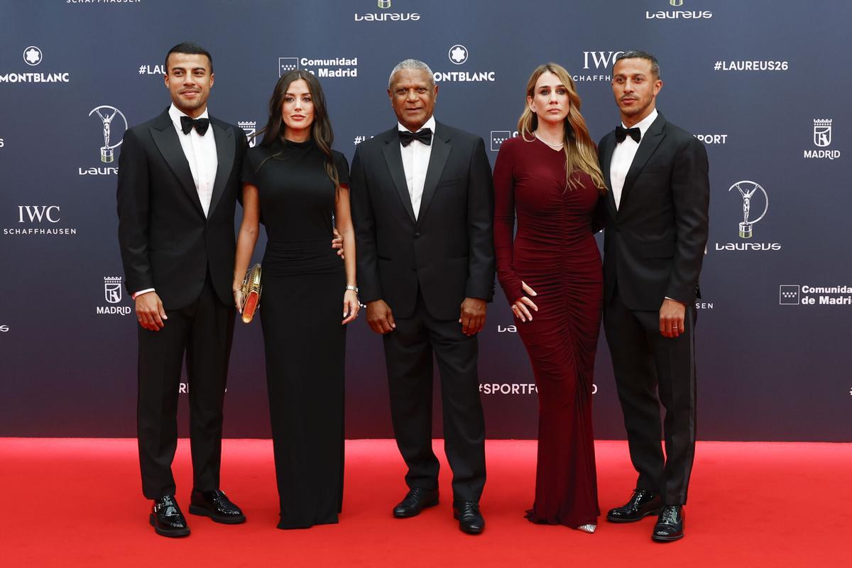 El exfutbolista español Thiago Alcántara, su esposa Júlia Vigas, su padre, el exfutbolista brasileño Mazinho, Abril Raluy, y su hermano Rafinha, posan durante la gala de los premios Laureus World Sport 2026