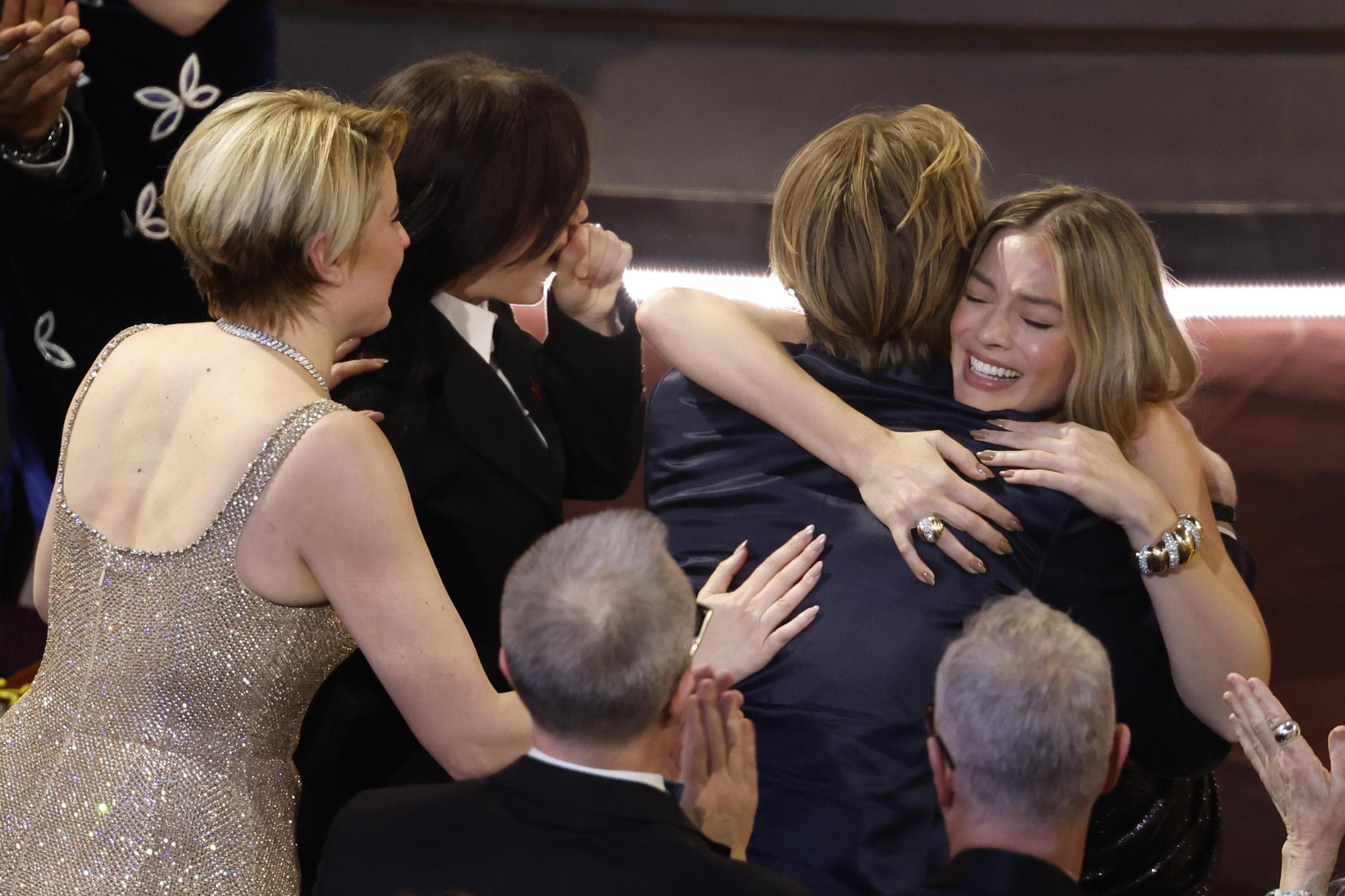 Los Angeles (United States), 10/03/2024.- Margot Robbie (R) hugs Finneas O'Connell (2-R) as Greta Gerwig (L) embraces Billie Eilish (2-L) after Eilish and O'Connell won the Oscar for Best Original Song during the 96th annual Academy Awards ceremony at the Dolby Theatre in the Hollywood neighborhood of Los Angeles, California, USA, 10 March 2024. The Oscars are presented for outstanding individual or collective efforts in filmmaking in 23 categories. EFE/EPA/CAROLINE BREHMAN