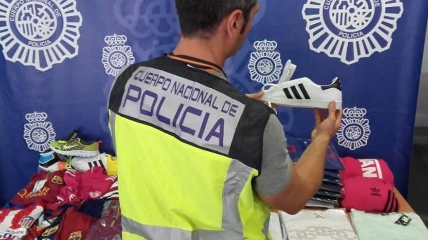 Un agente examina una de las zapatillas incautadas.