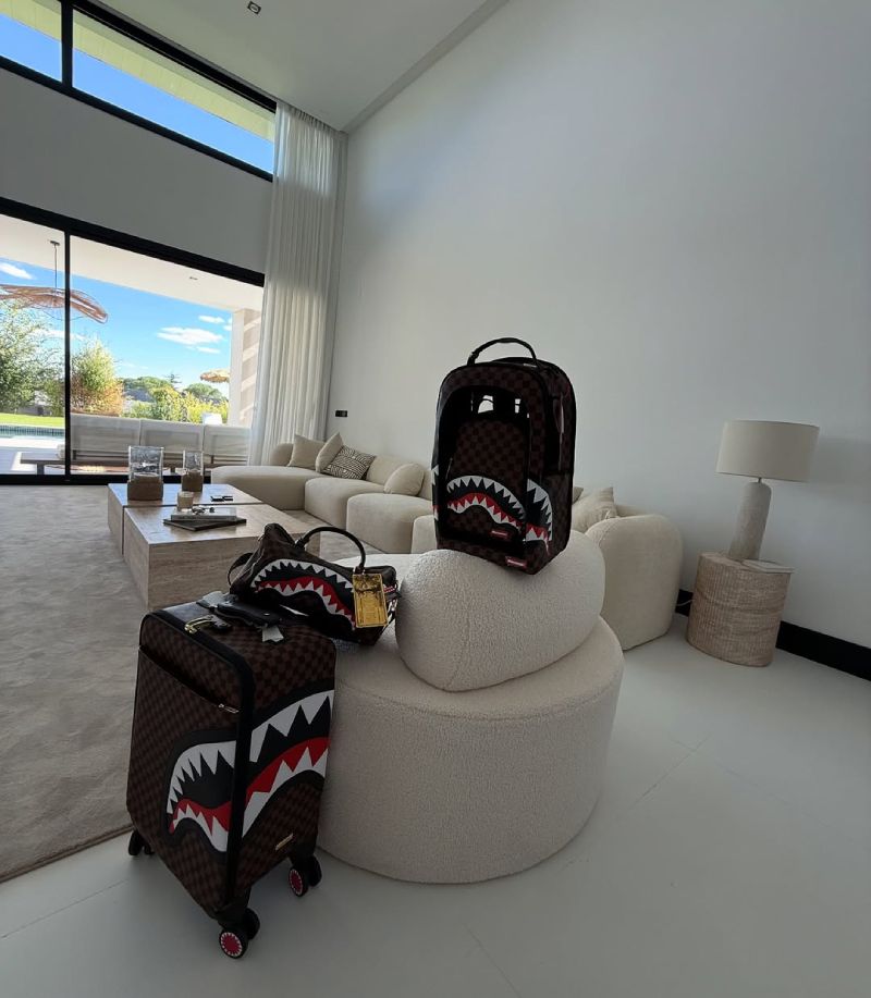 Así es el salón de la casa de Abraham Mateo, con techos superaltos y enormes ventanales