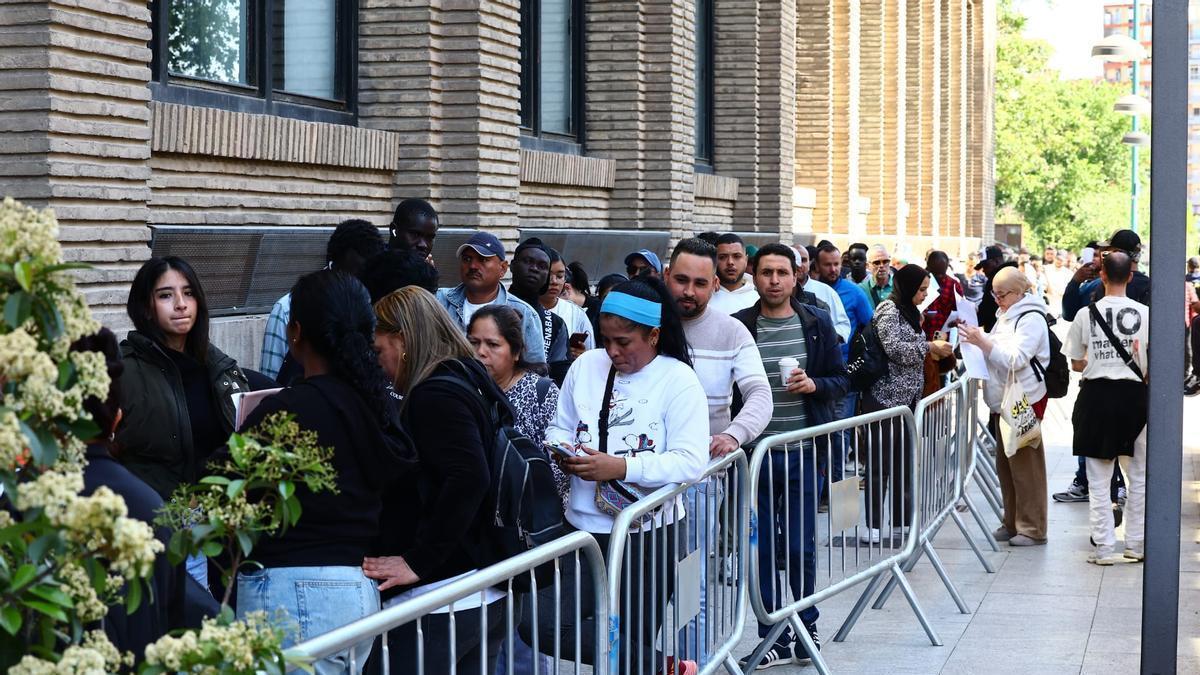 Filas en el Ayuntamiento de Zaragoza durante los primeros días del proceso de regularización, a finales de abril.