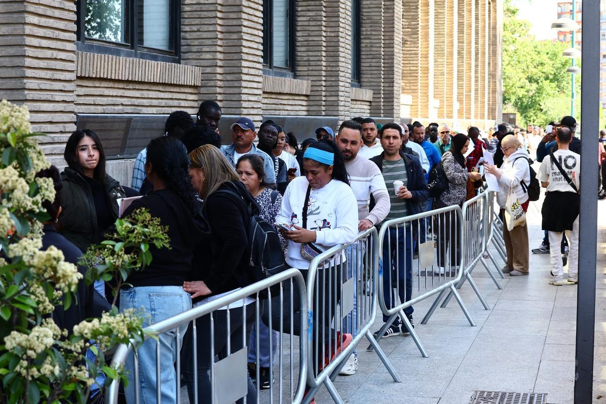 Cientos de personas han vuelto a hacer fila en el Ayuntamiento de Zaragoza, donde el gobierno de Chueca ha concentrado los trámites de la regularización.
