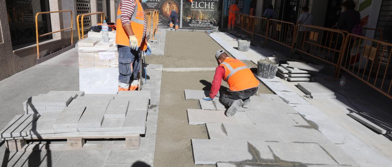 Obras de peatonalización en el centro de Elche.