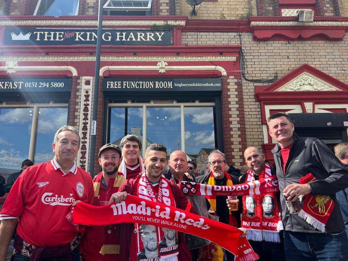 Integrantes de la peña Madrid Reds durante un viaje a Liverpool.