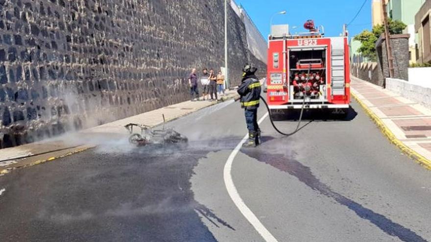 Arde una moto en Las Palmas de Gran Canaria.
