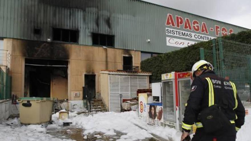 El jefe de los bomberos se dispone a acceder al interior de la nave, en la mañana de ayer.