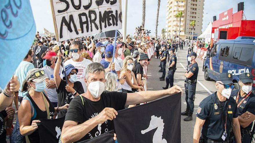 Los vecinos del Mar Menor muestran su indignación al paso de la Vuelta Ciclista