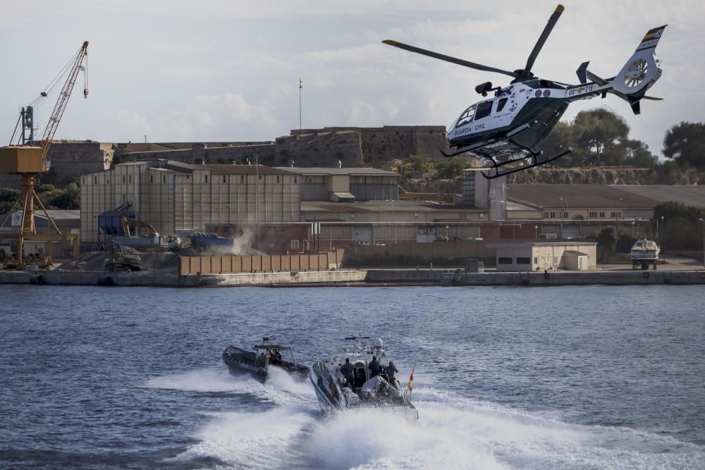 Polizeimanöver Guardia Civil stoppt Motorboot