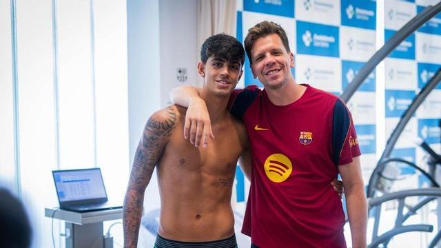 Marc Bernal i Wojciech Sczcesny, en les revisió mèdica.