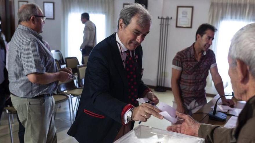 Josué Crespo vota en las elecciones de la Cofradía de la Resurrección