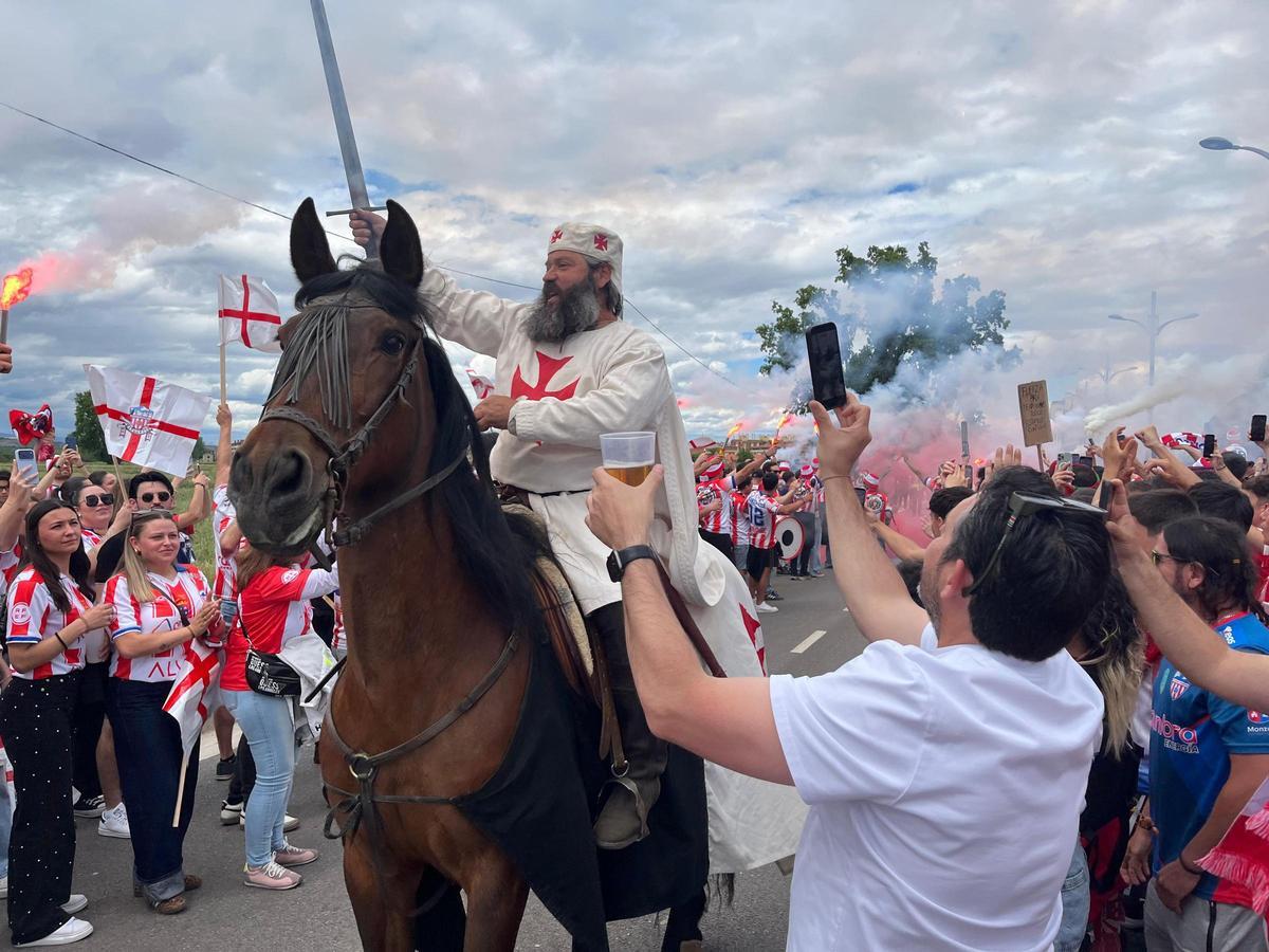 Un caballero templario precede al autobús a la llegada del Monzón al campo.