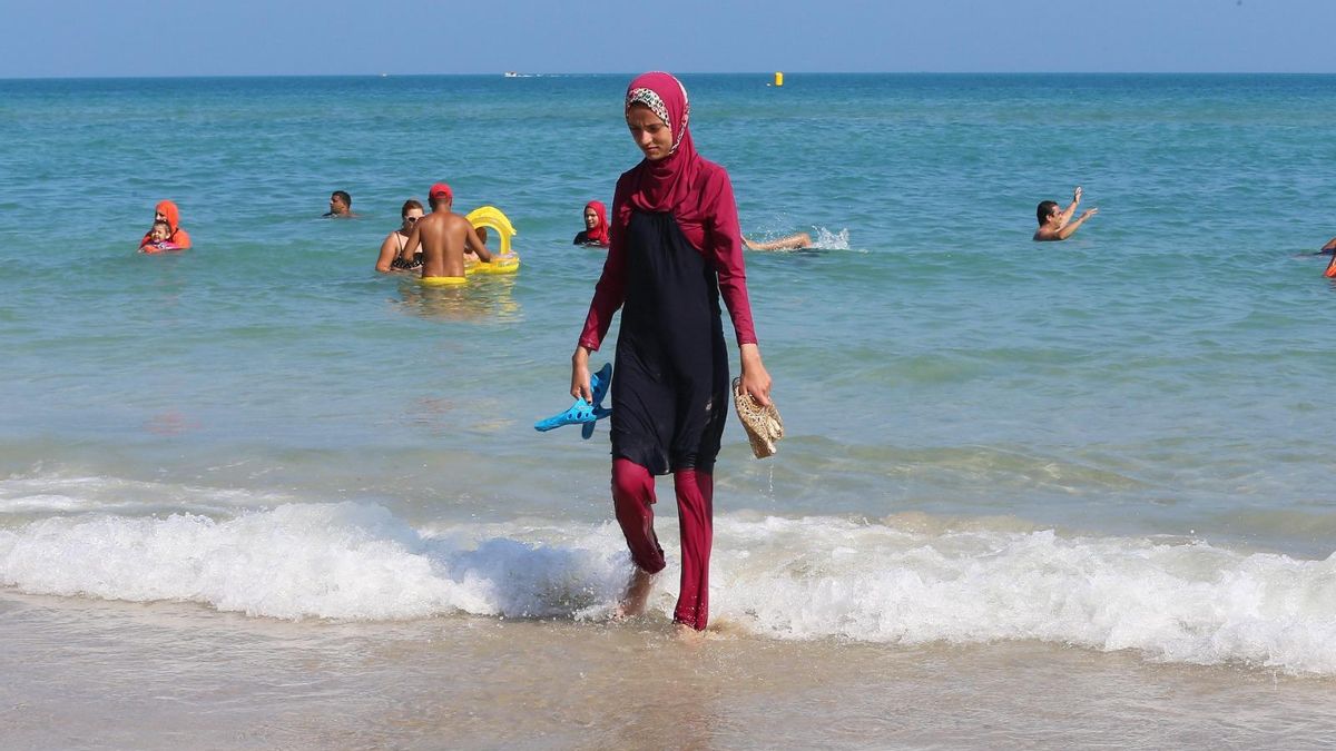 Imatge d'arxiu d'una dona en burkini en una platja de Tuníssia