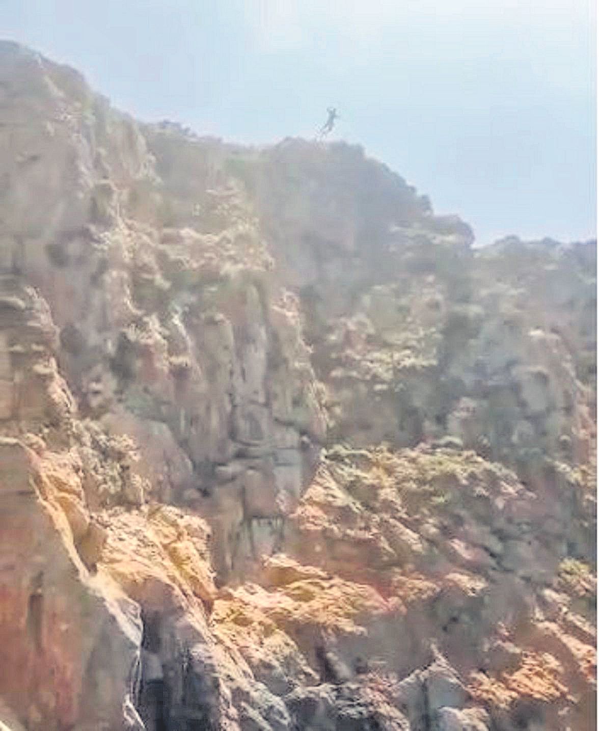 Momento en el que un joven salta al mar desde un acantilado de Malgrats.