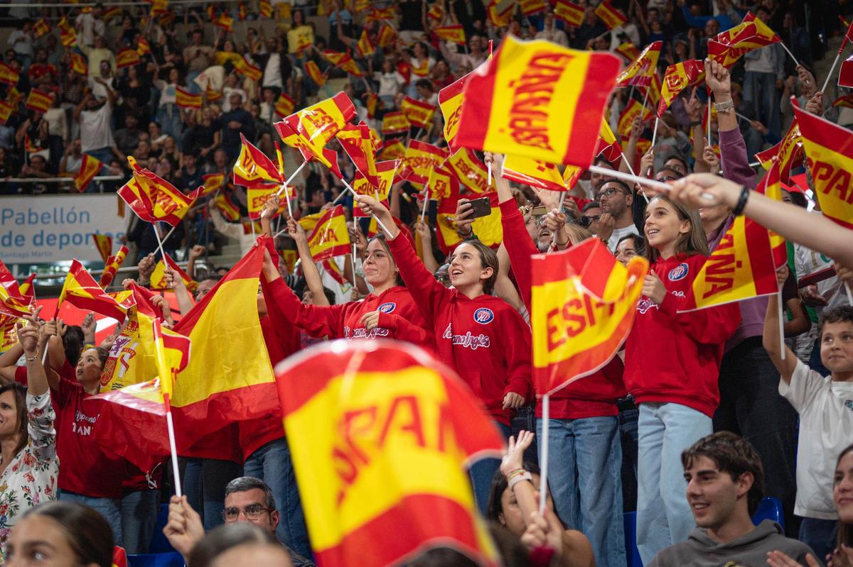 La afición agita las banderas de España.