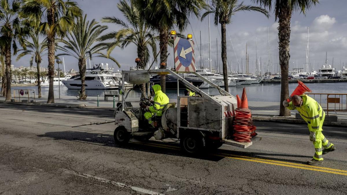 Dos operarios trabajaban ayer en las obras del Paseo Marítimo.