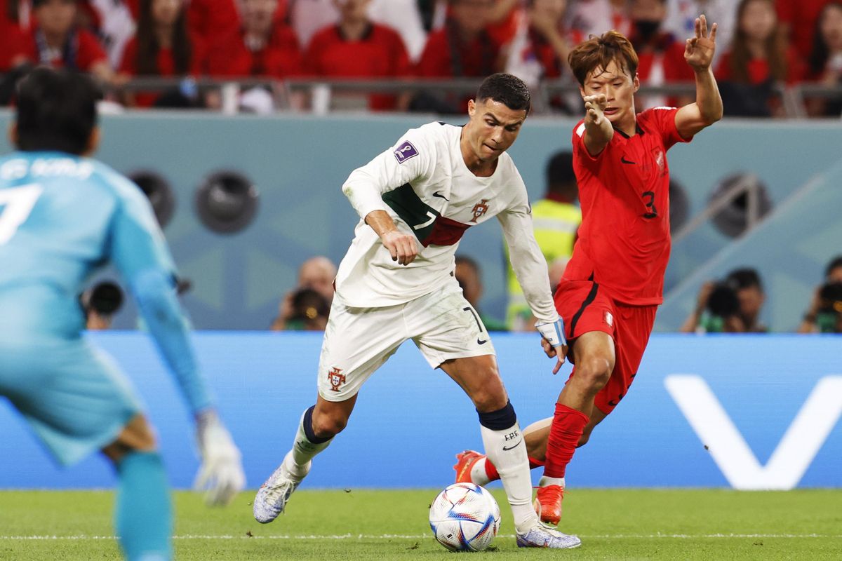 Doha (Qatar), 02/12/2022.- Cristiano Ronaldo of Portugal in action against Kim Jin-su of South Korea (R) during the FIFA World Cup 2022 group H soccer match between South Korea and Portugal at Education City Stadium in Doha, Qatar, 02 December 2022. (Mundial de Fútbol, Corea del Sur, Catar) EFE/EPA/Rungroj Yongrit