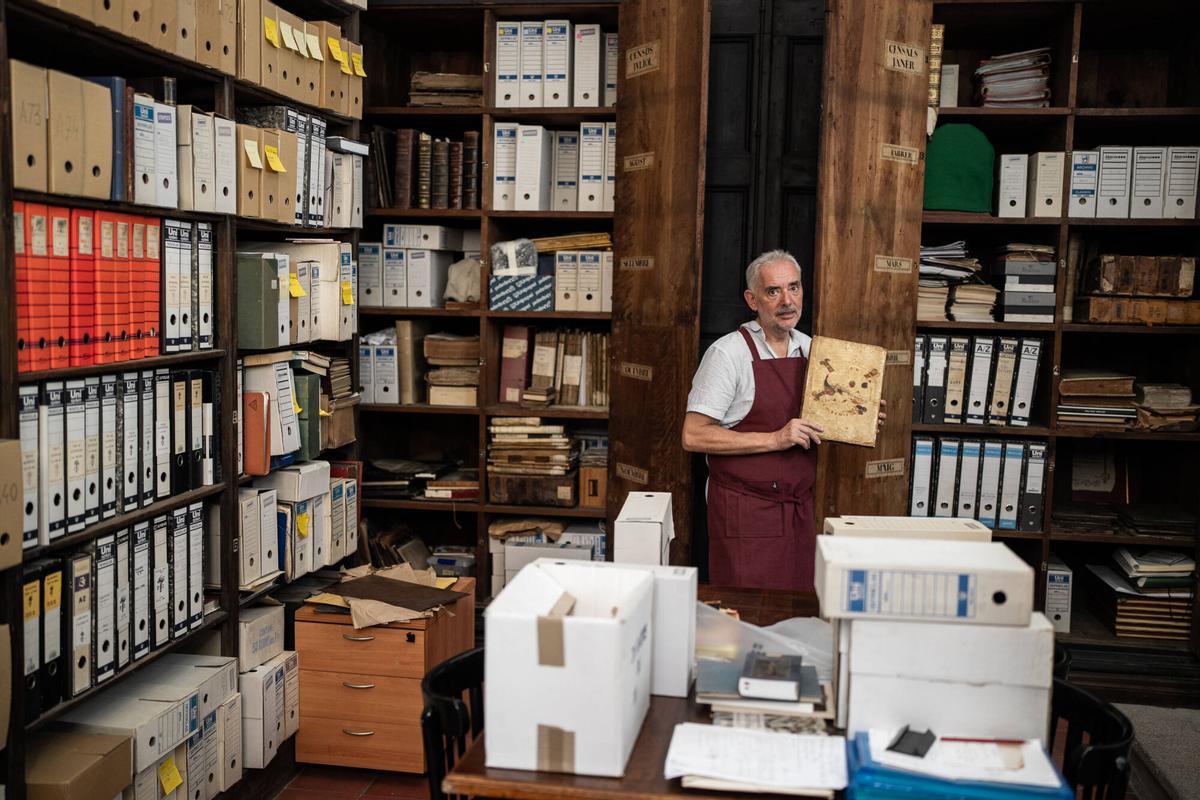 Barcelona. Jordi Sacasas, archivero de la Basílica de Santa Maria del Pi, posa durante un reportaje sobre el archivo histórico y el patrimonio documental que conserva el templo. 23 de julio de 2026. Cultura. AUTOR: ZOWY VOETEN