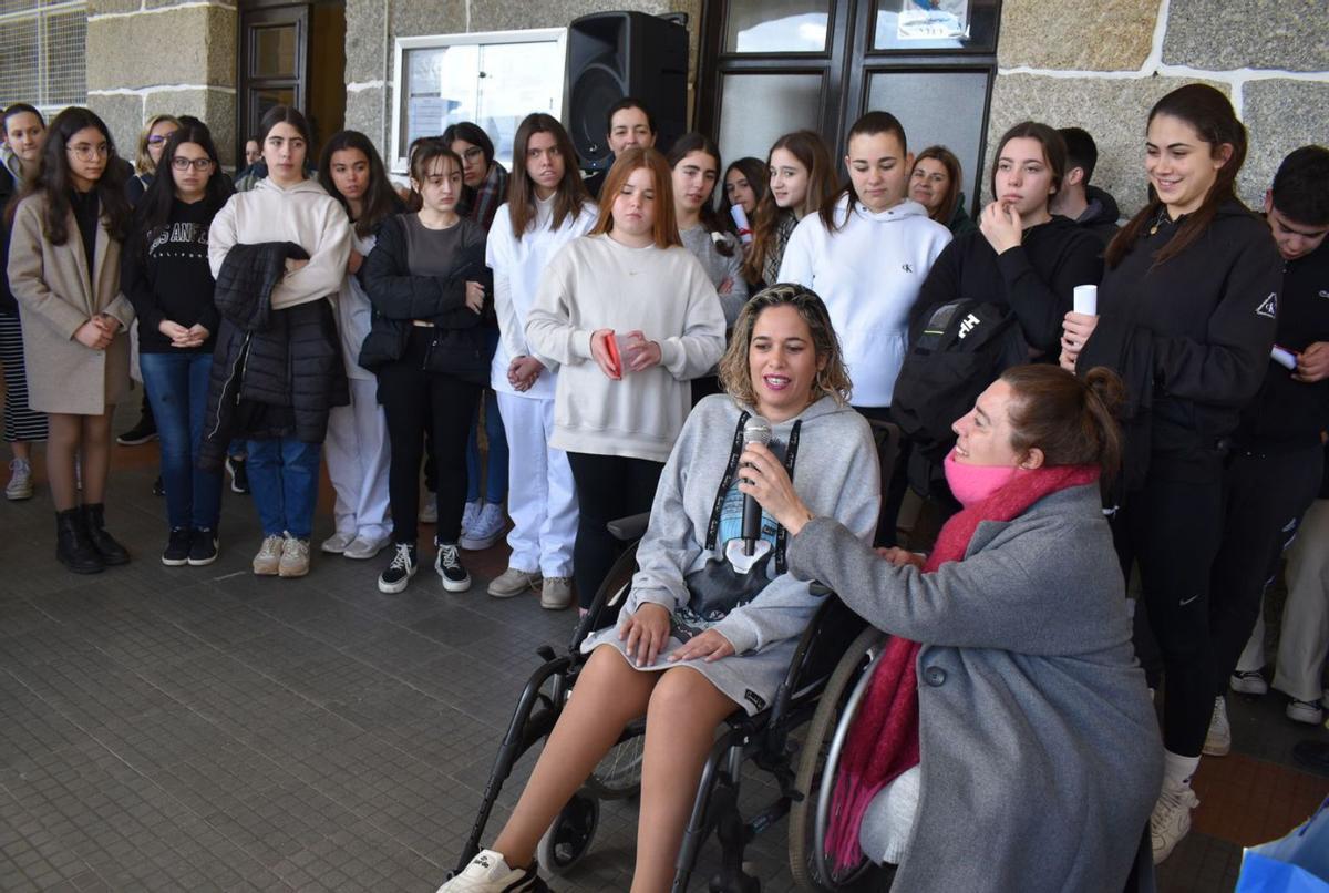 Mercedes Álvarez pronuncia unas palabras en el acto celebrado en el colegio salesiano A Mercé.