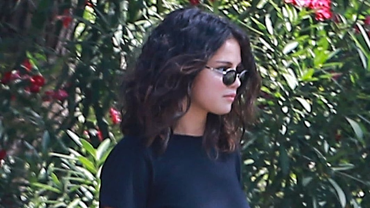 Copia el look de Selena Gomez ideal para cuando no sabes qué ponerte