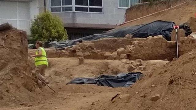 Arqueólogos durante la excavación. // Laura Castro Lobato