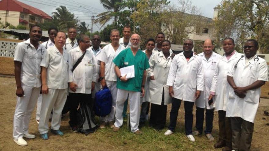 El doctor Luis López con médicos de Mozambique formados en la ULPGC.