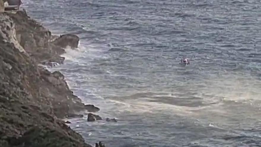 Rescatan a una pareja que cayó con su coche por un acantilado en Bahía Azul