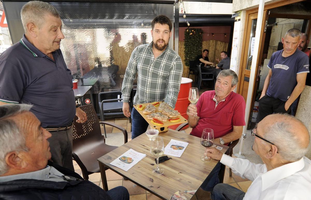 Casa Victorino ofrece sus tostas a un grupo de clientes.
