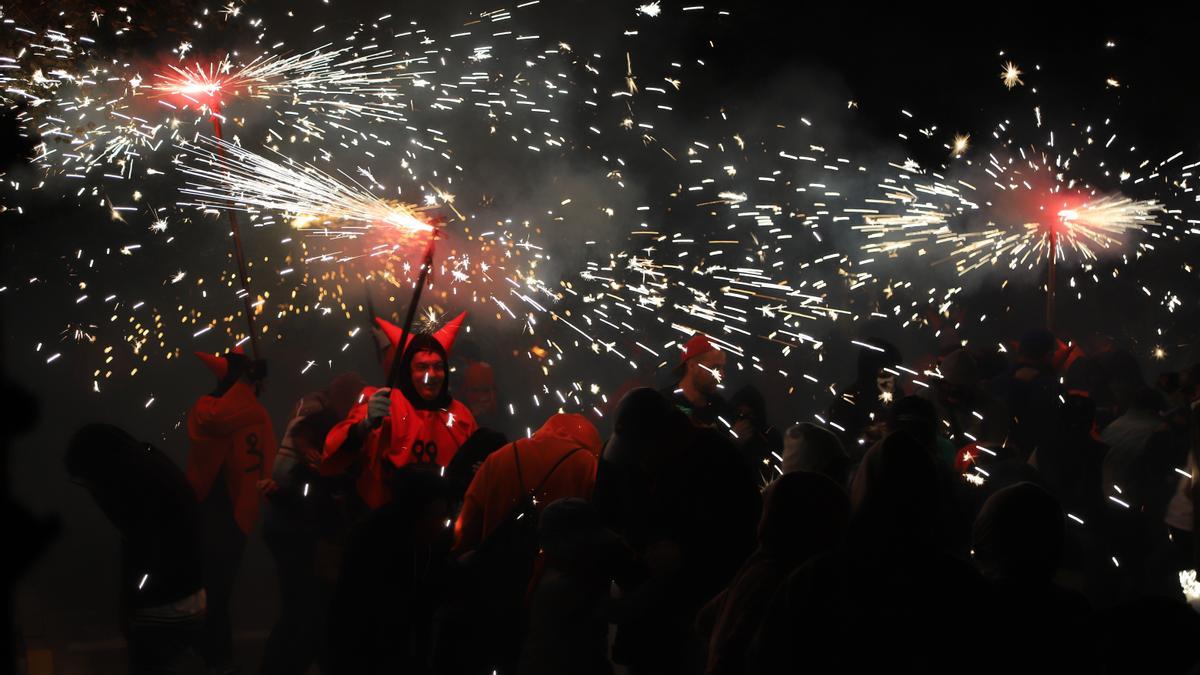 En las noches, el cielo se llena de luz con correfocs y castillos de fuegos artificiales.