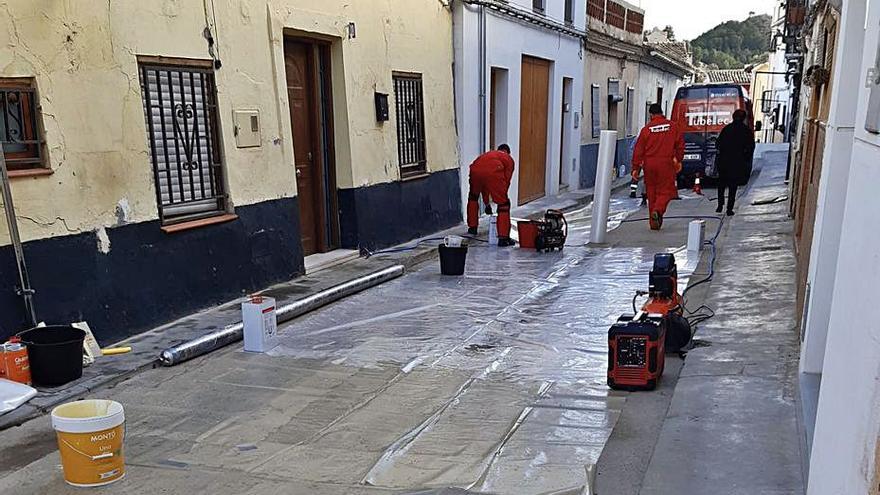 Operarios trabajando en la obra de la calle Sant Joaquim. | LEVANTE-EMV