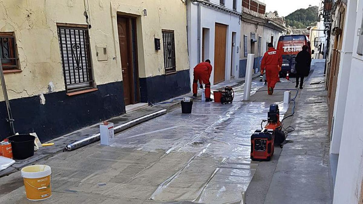 Operarios trabajando en una obra de la calle Sant Joaquim de Xàtiva, en 2021.