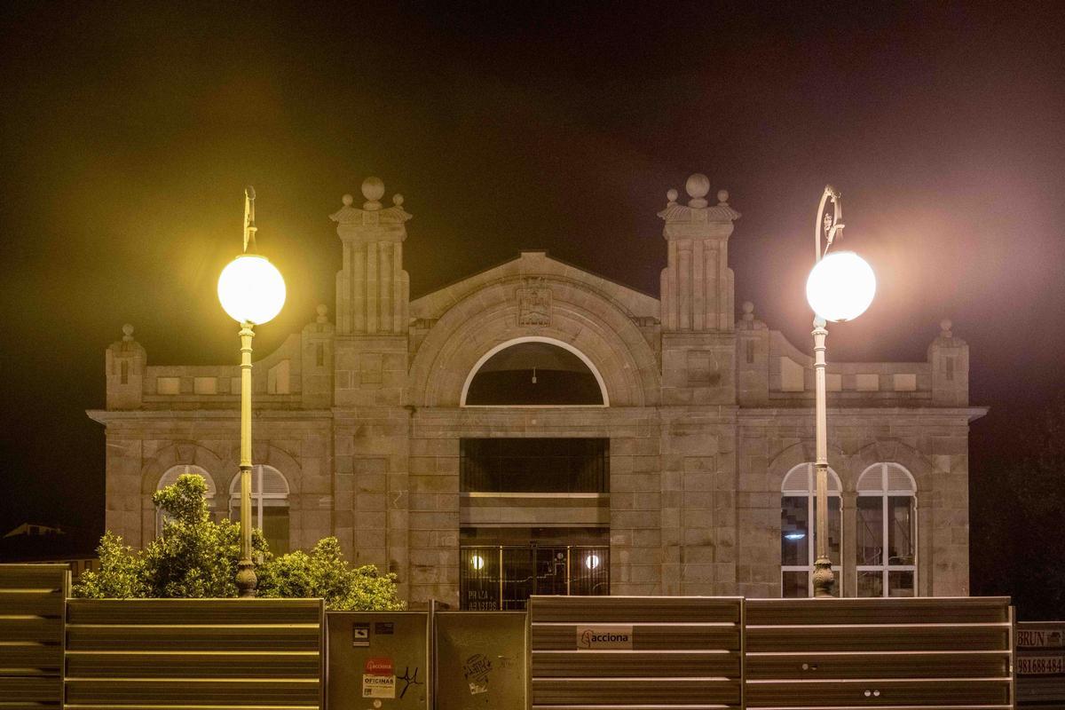 El vallado permanece en el acceso al recinto.