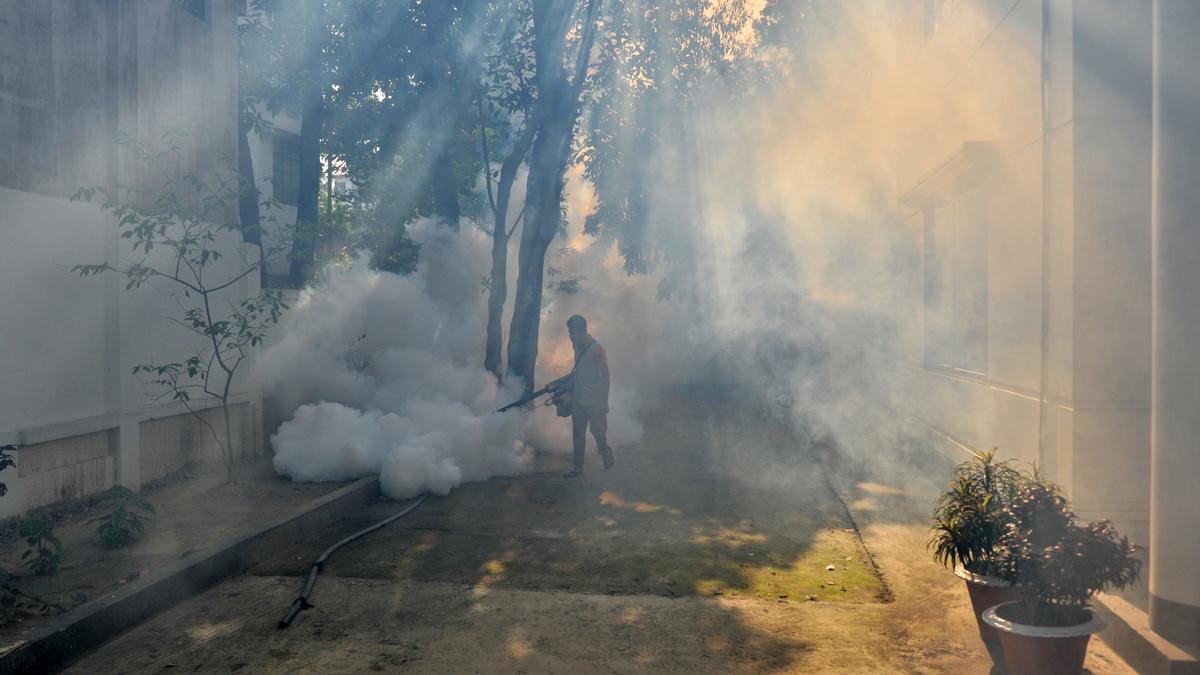 Archivo - Un trabajador rociando un insecticida para matar mosquitos en la ciudad de Sylhet, Bangladesh