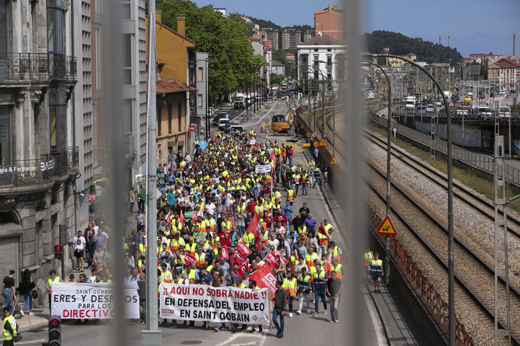 Los trabajadores de Saint-Gobain salen a la calle para frenar los despidos en Avilés