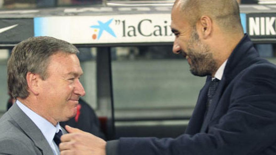 Guardiola y Clemente se saludan.