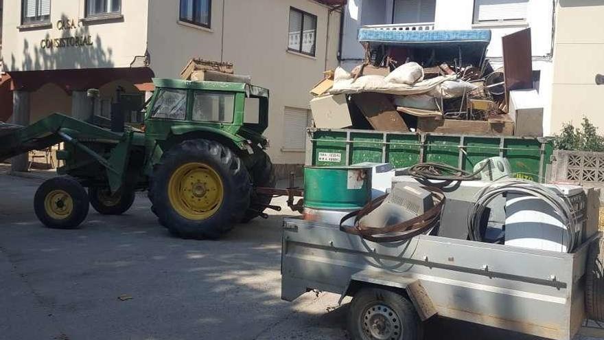 Un tractor recoge enseres voluminosos.